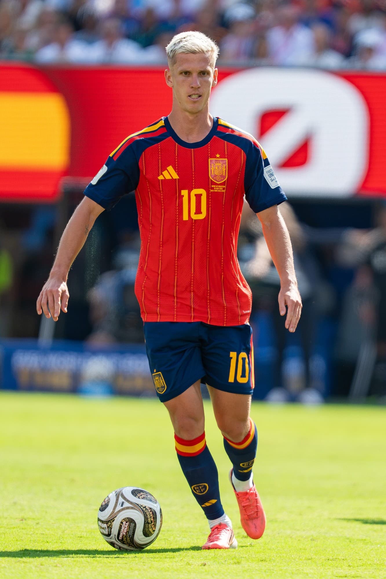 Dani Olmo me uniformën e Spanjës dhe topin pranë këmbëve në fushë, 19 korrik 2026, foto arkivi.