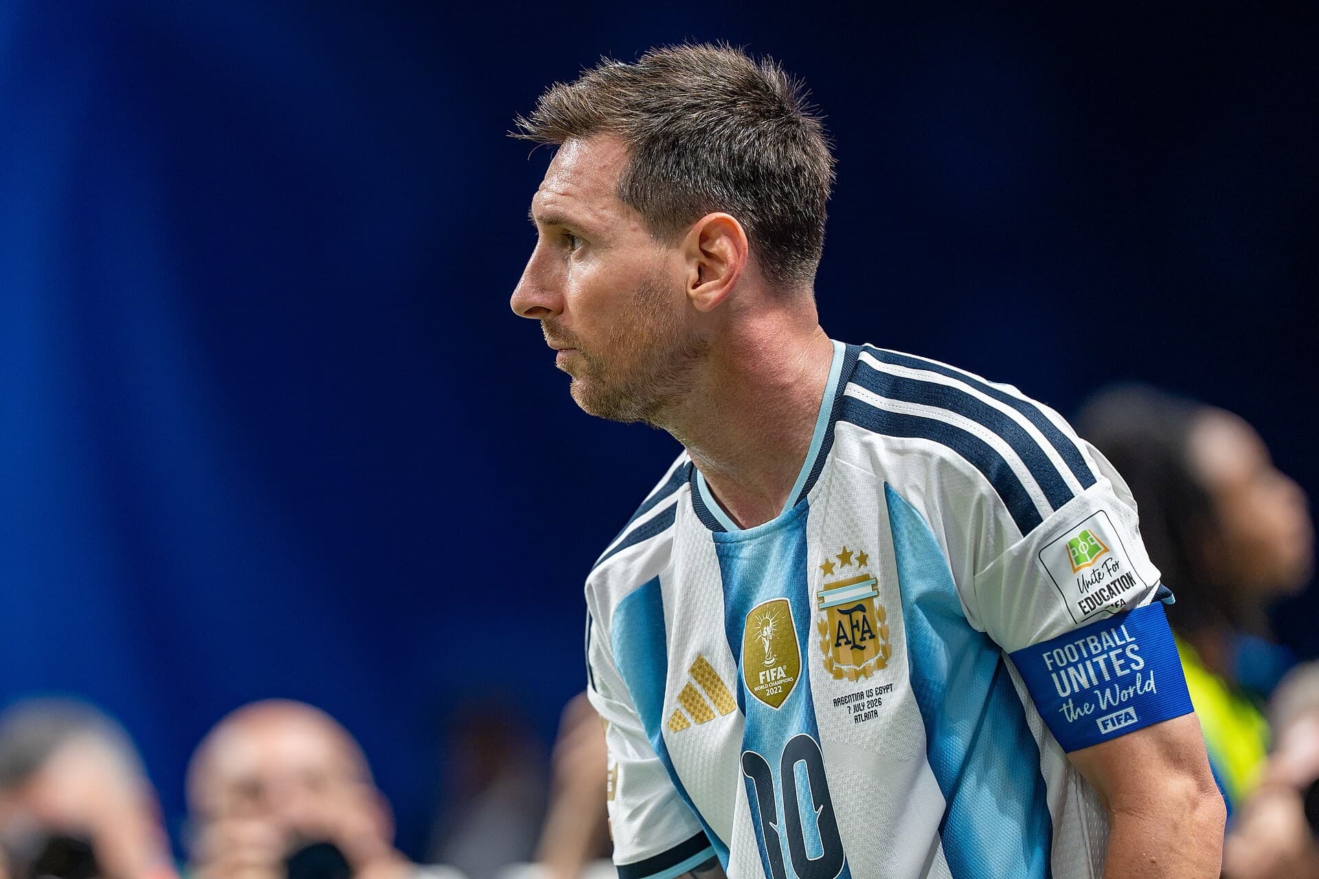 Lionel Messi në profil, me fanellën e Argjentinës dhe shiritin e kapitenit në krah.