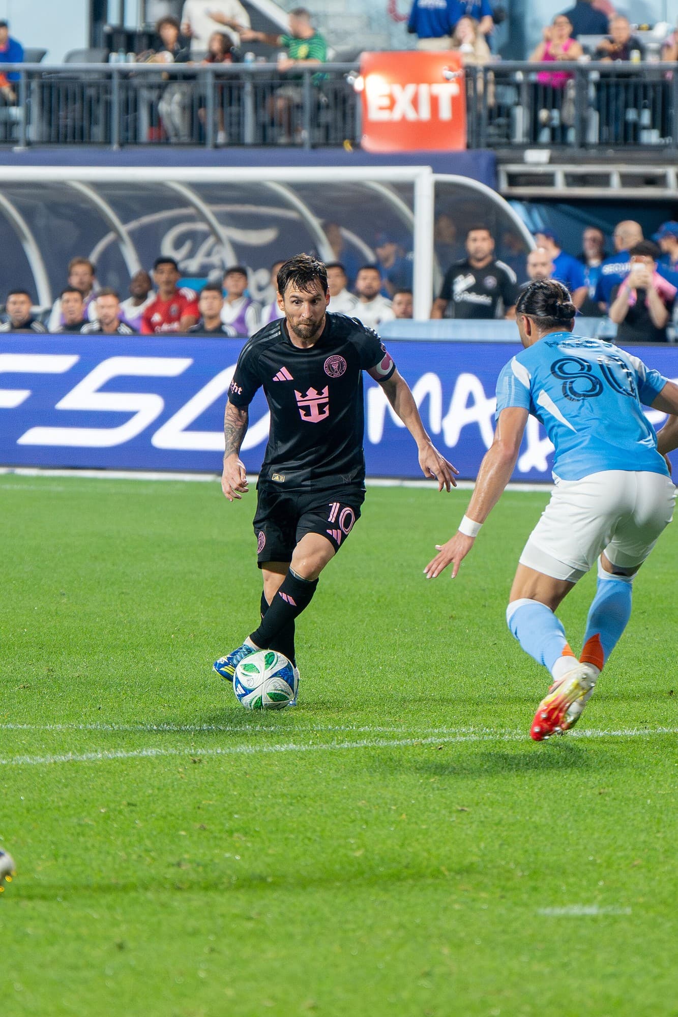 Lionel Messi me fanellën e Inter Miami kontrollon topin përballë një lojtari të New York City FC, më 24 shtator 2025.
