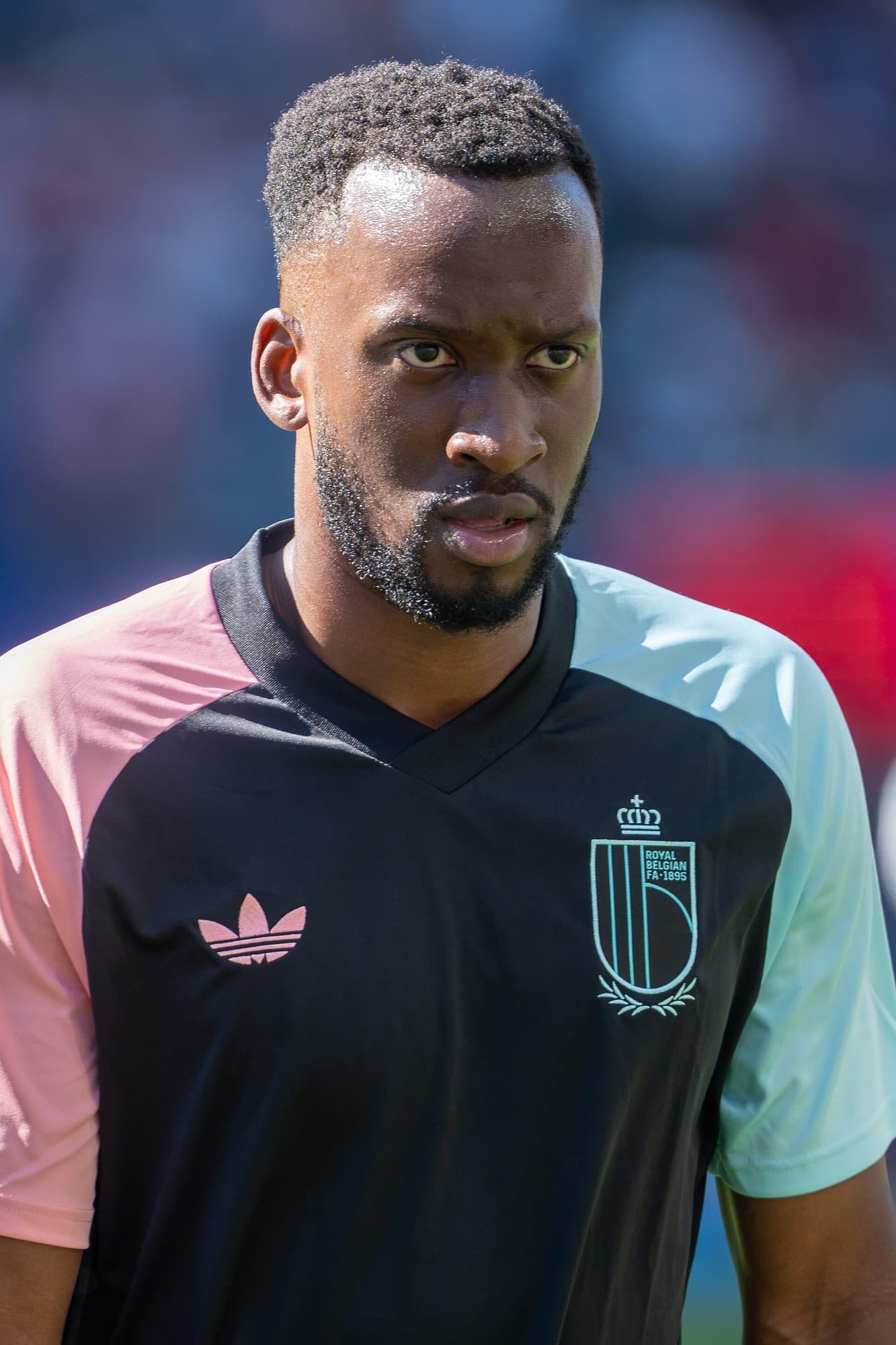 Dodi Lukebakio me fanellë sportive të Belgjikës, në plan të afërt.