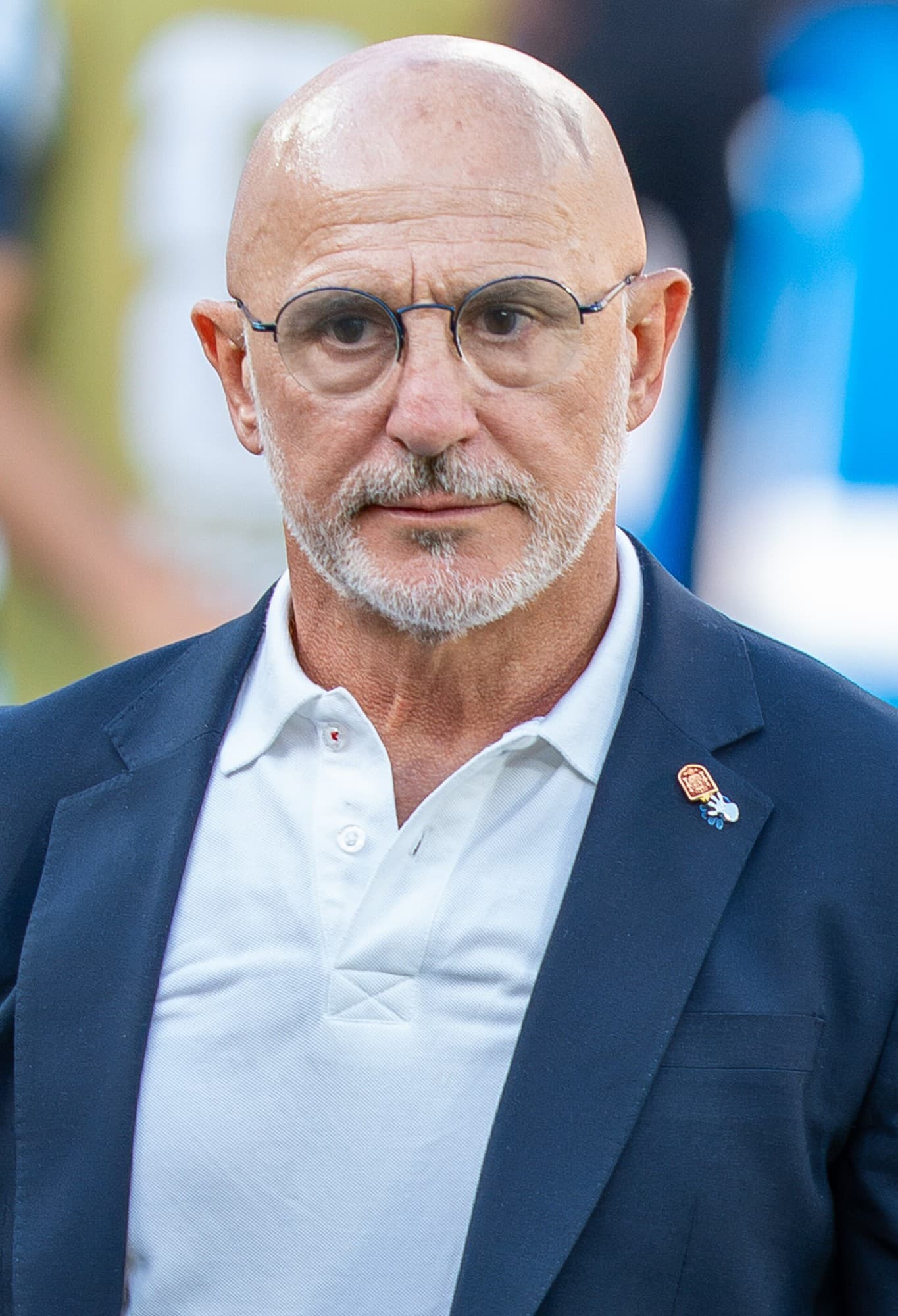 Luis de la Fuente me syze, xhaketë blu të errët dhe bluzë të bardhë me jakë; fotografi arkivore e 19 korrikut 2026.