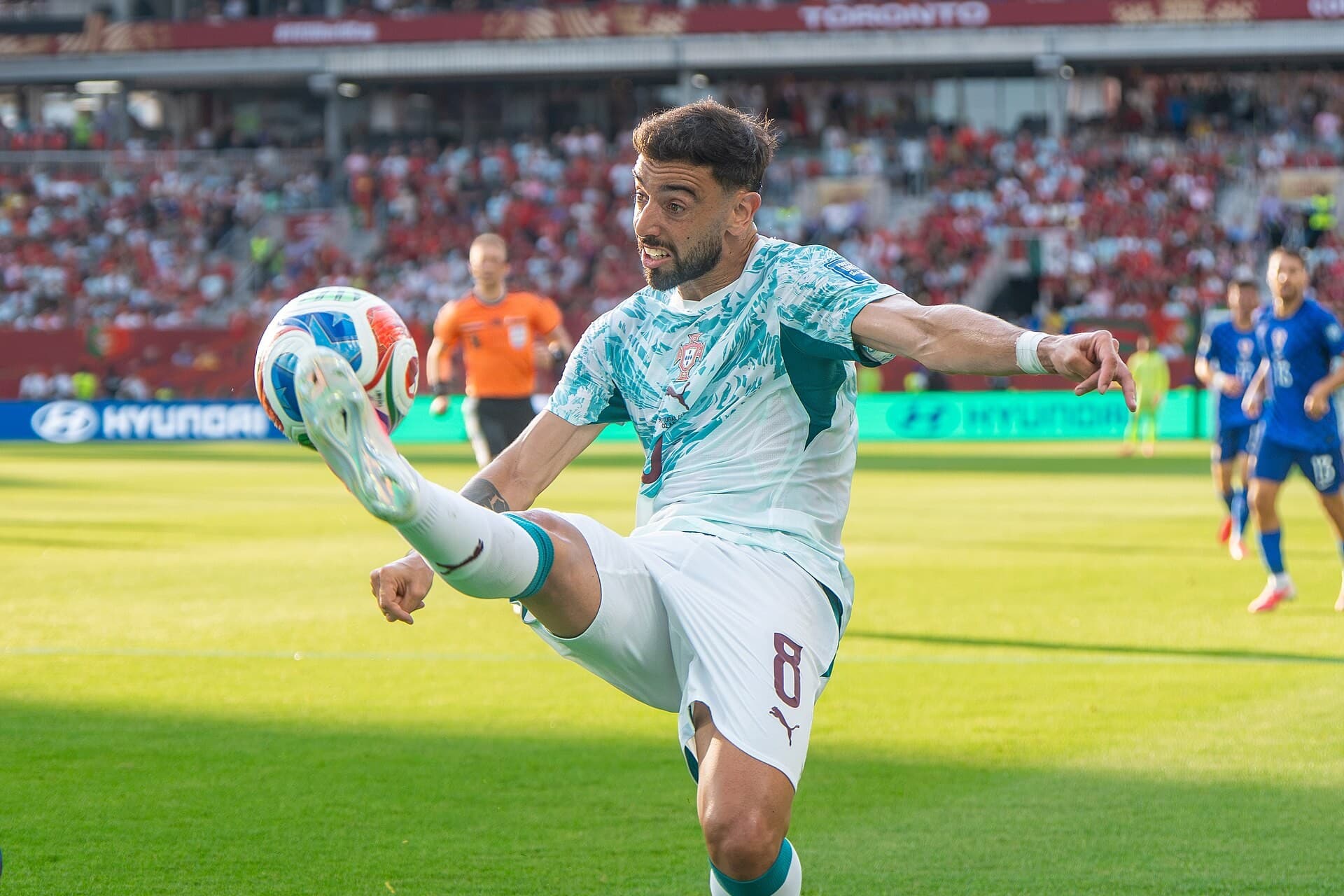 Bruno Fernandes me fanellën e Portugalisë, duke kontrolluar topin me këmbën e ngritur në fushë.
