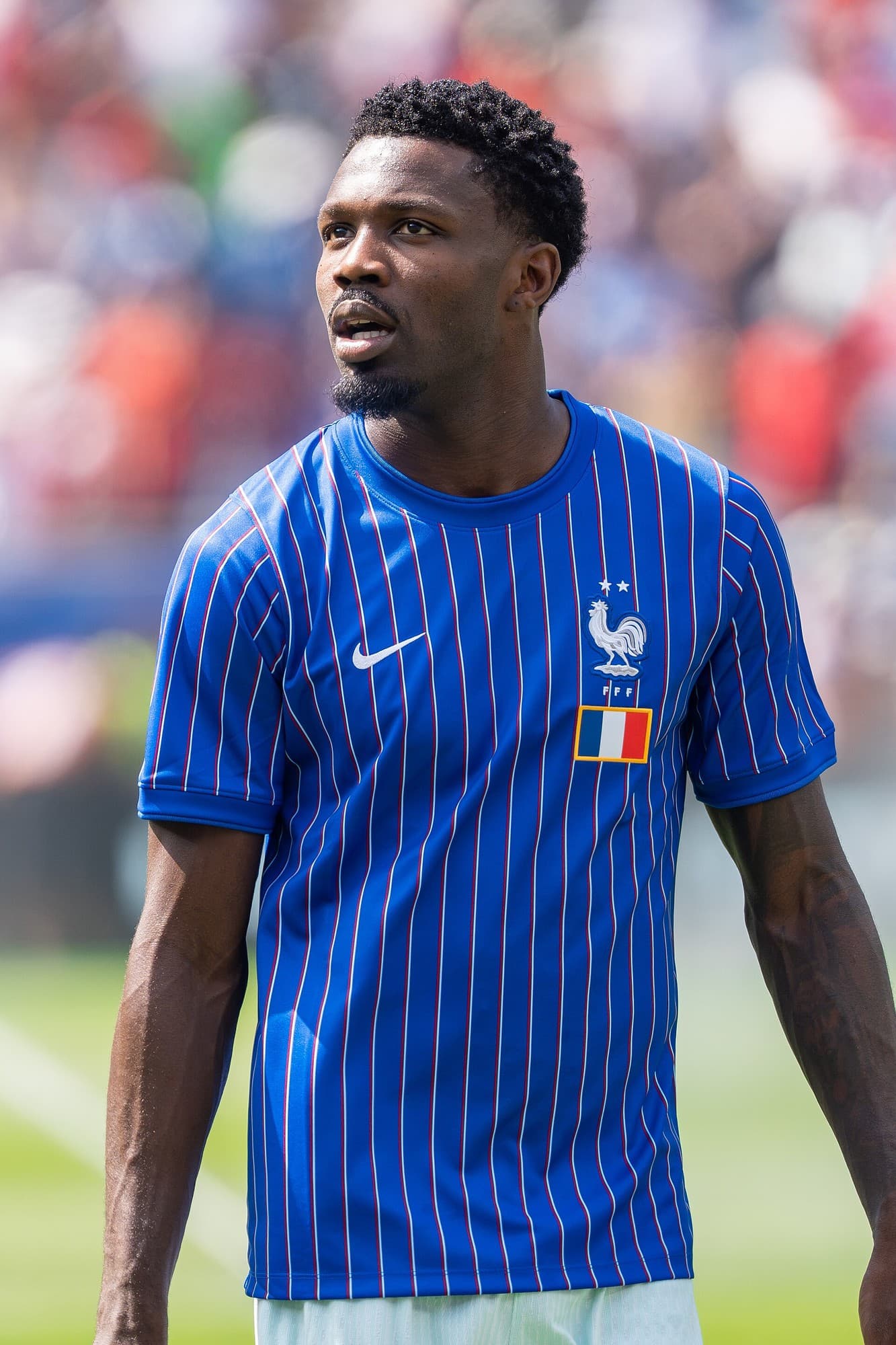 Marcus Thuram me fanellën blu të kombëtares së Francës në fushë.