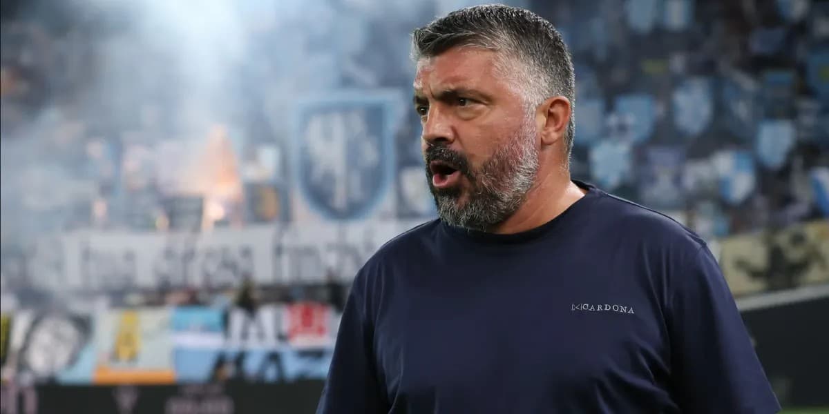 Gennaro Gattuso me bluzë të errët në stadium, me tribuna në sfond.