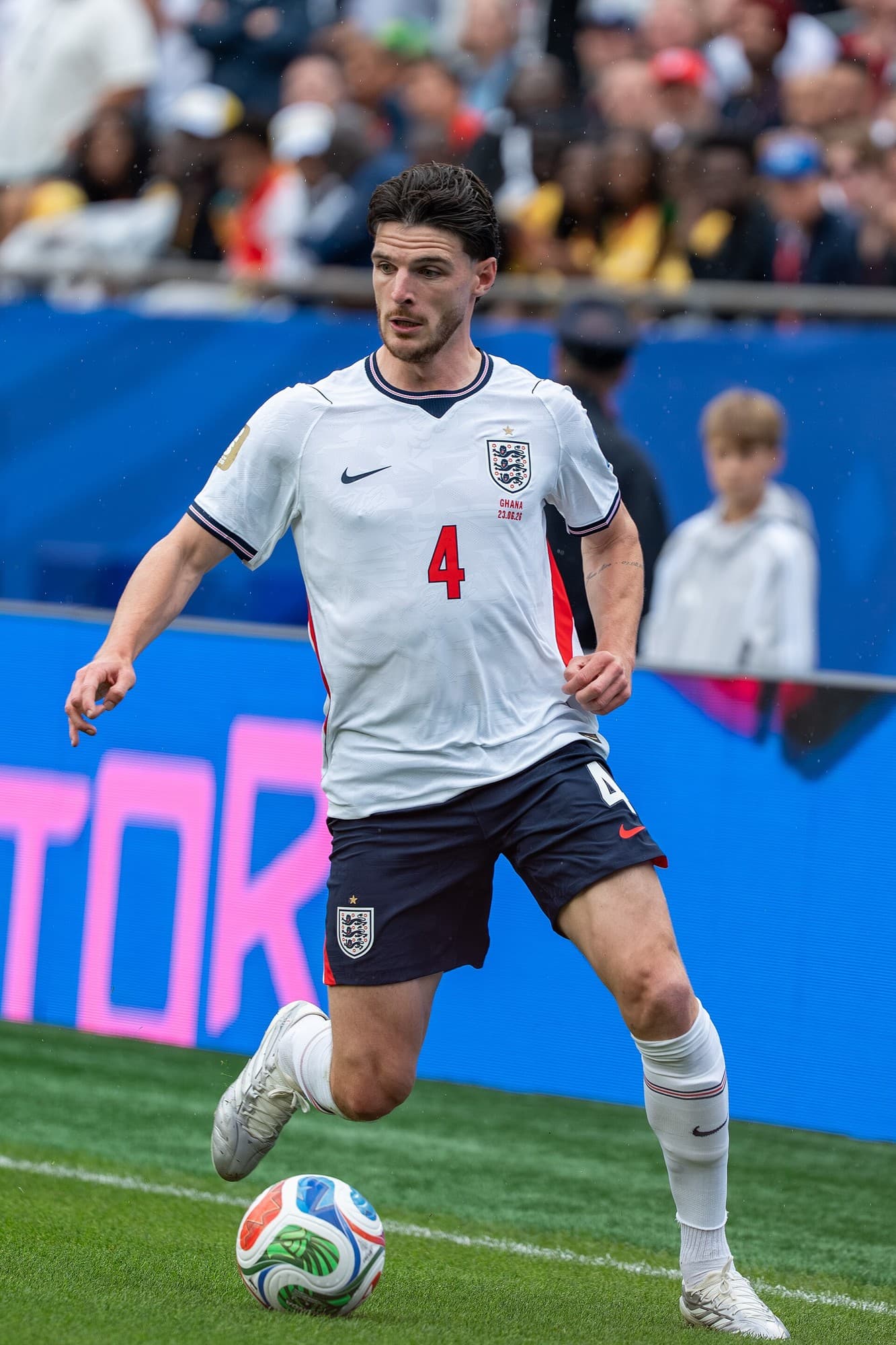 Declan Rice me fanellën e Anglisë duke ndjekur topin në fushë, më 23 qershor 2026.