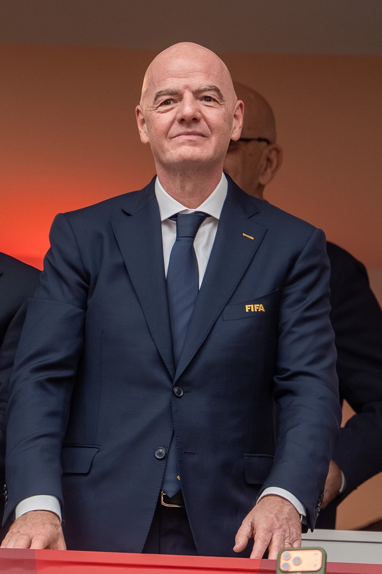 Gianni Infantino me kostum të errët dhe kravatë, në tribunë gjatë ndeshjes Kanada–Katar më 18 qershor 2026.