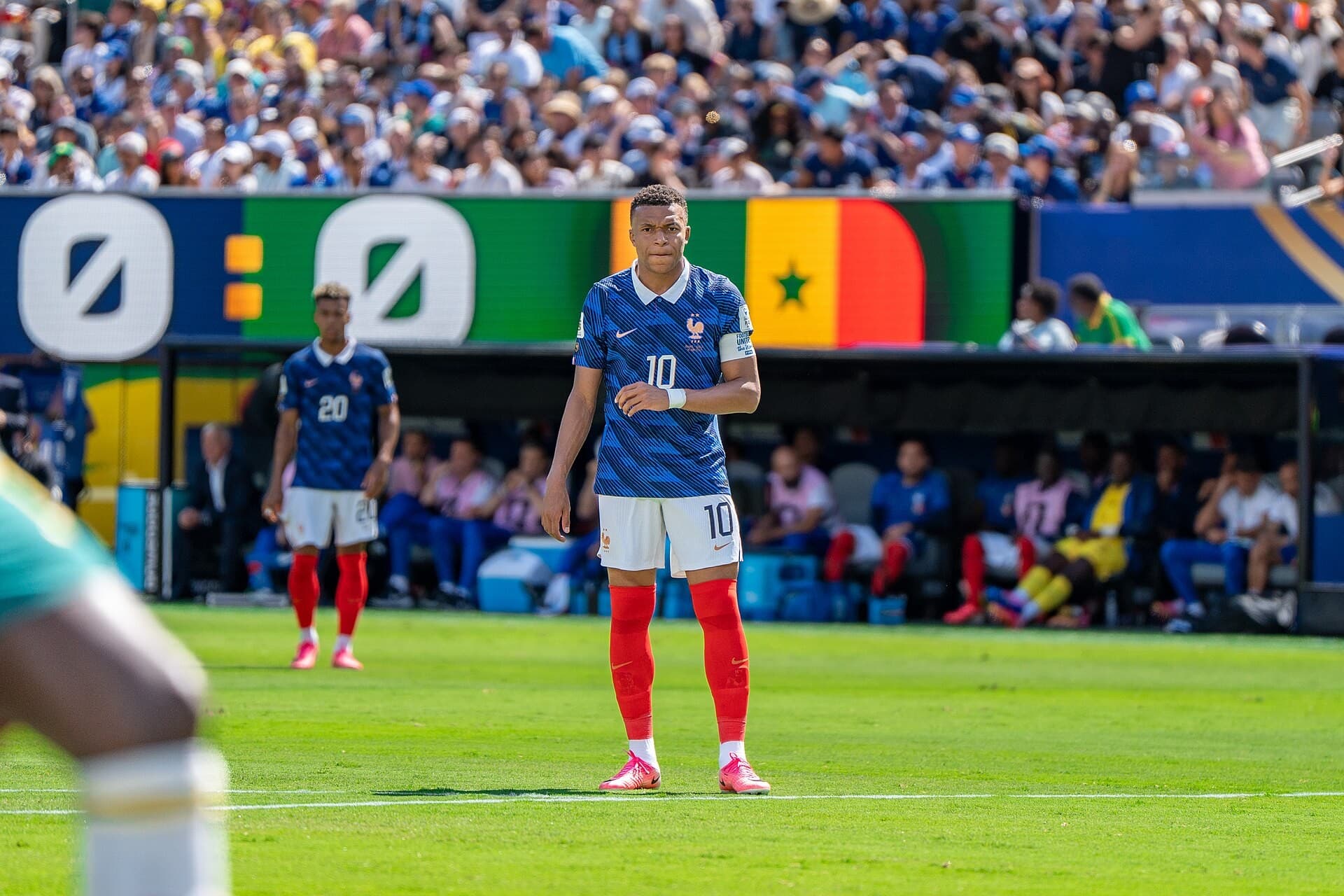 Foto arkivi, 16 qershor 2026: Kylian Mbappe në fushë me fanellën blu të Francës dhe shiritin e kapitenit.
