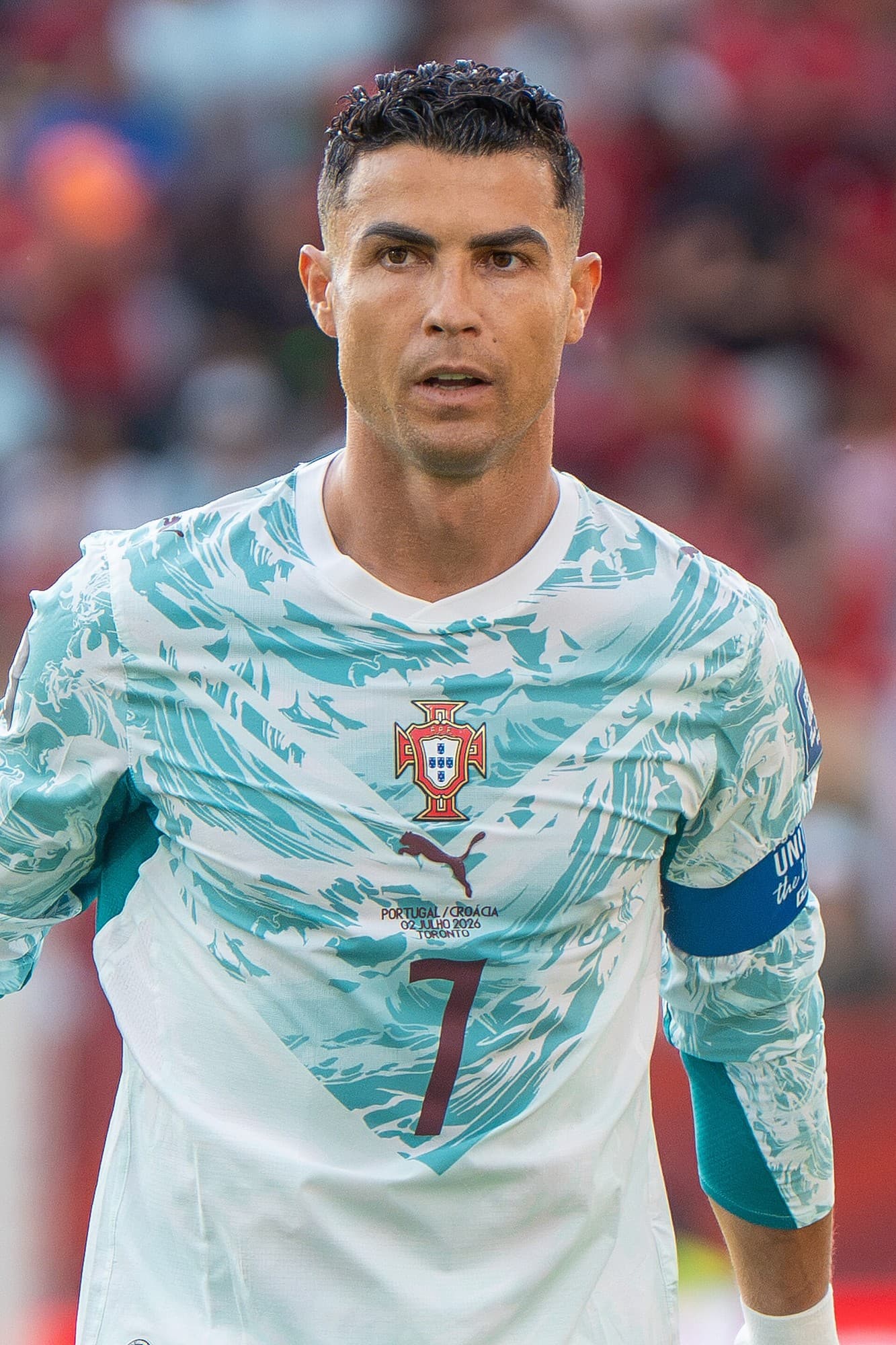Cristiano Ronaldo me fanellën e Portugalisë me numrin 7 dhe shiritin e kapitenit në krah.