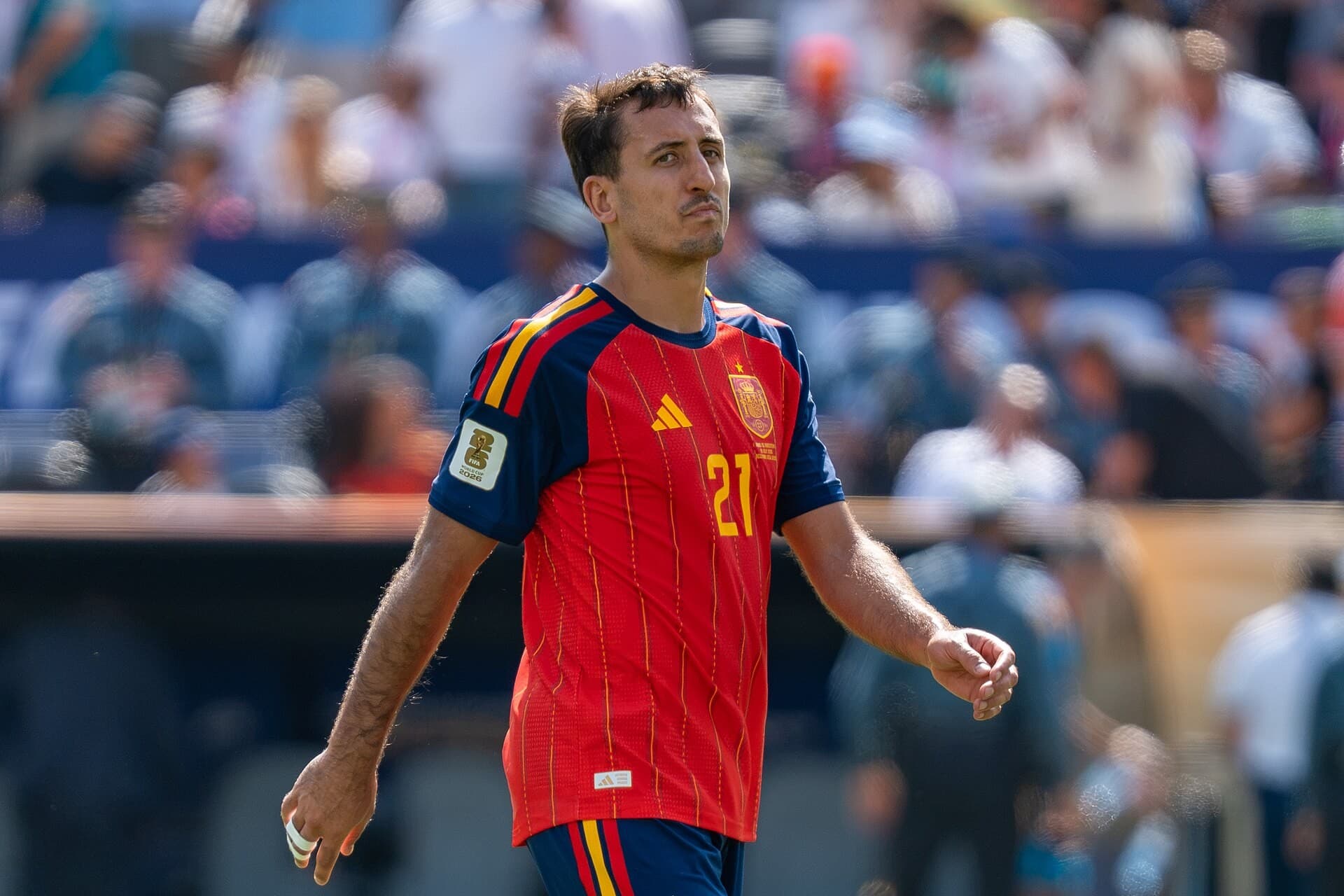 Mikel Oyarzabal me fanellën e kuqe të Spanjës me numrin 21, në fushë; foto arkivore e 19 korrikut 2026.