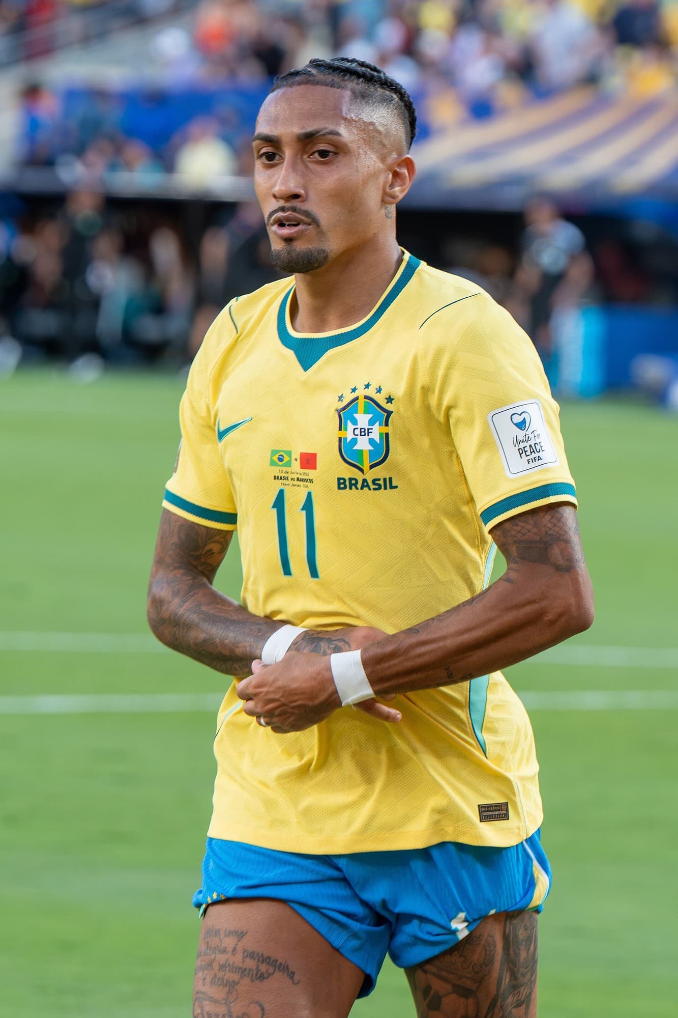 Raphinha në fushë me fanellën e verdhë të Brazilit dhe numrin 11.