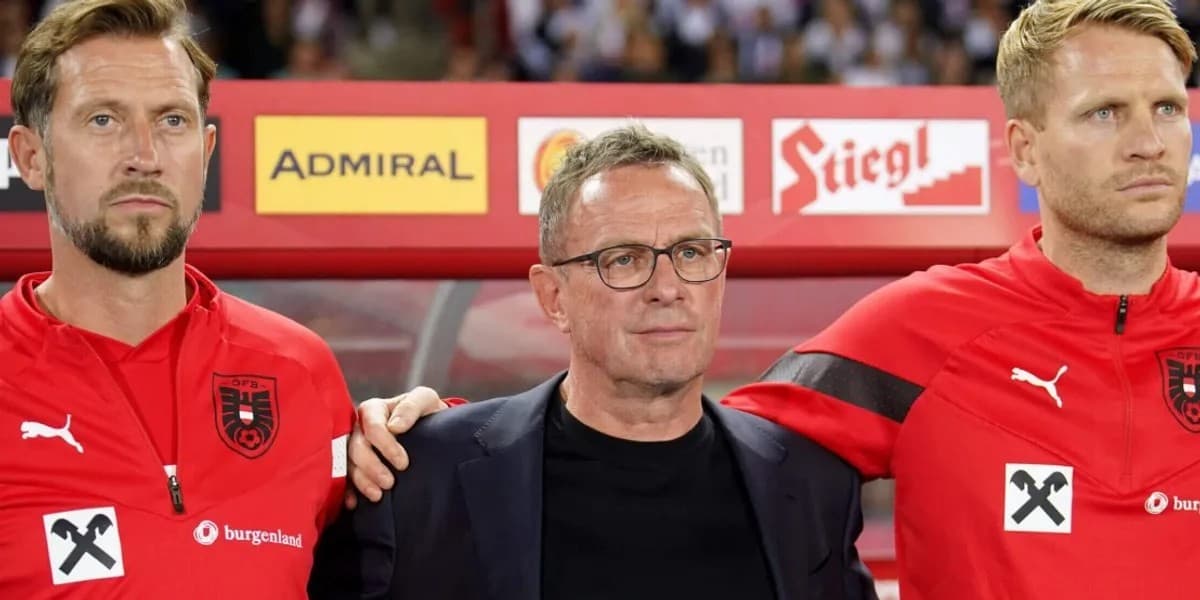 Ralf Rangnick mes dy anëtarëve të ekipit austriak me veshje të kuqe sportive.