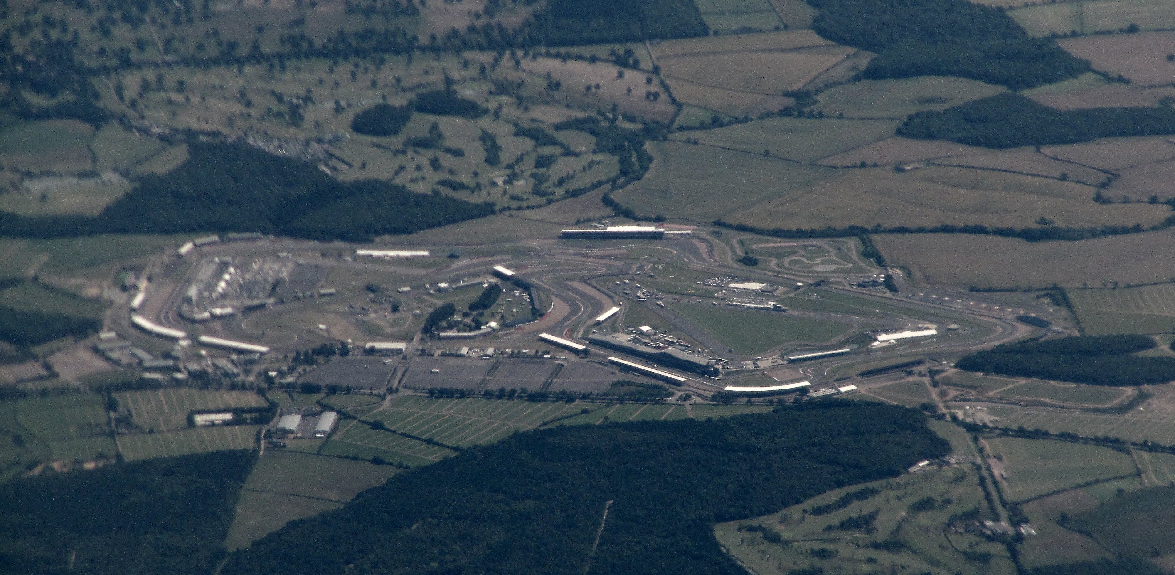 Pamje ajrore e qarkut Silverstone në vitin 2014; fotografi ilustruese
