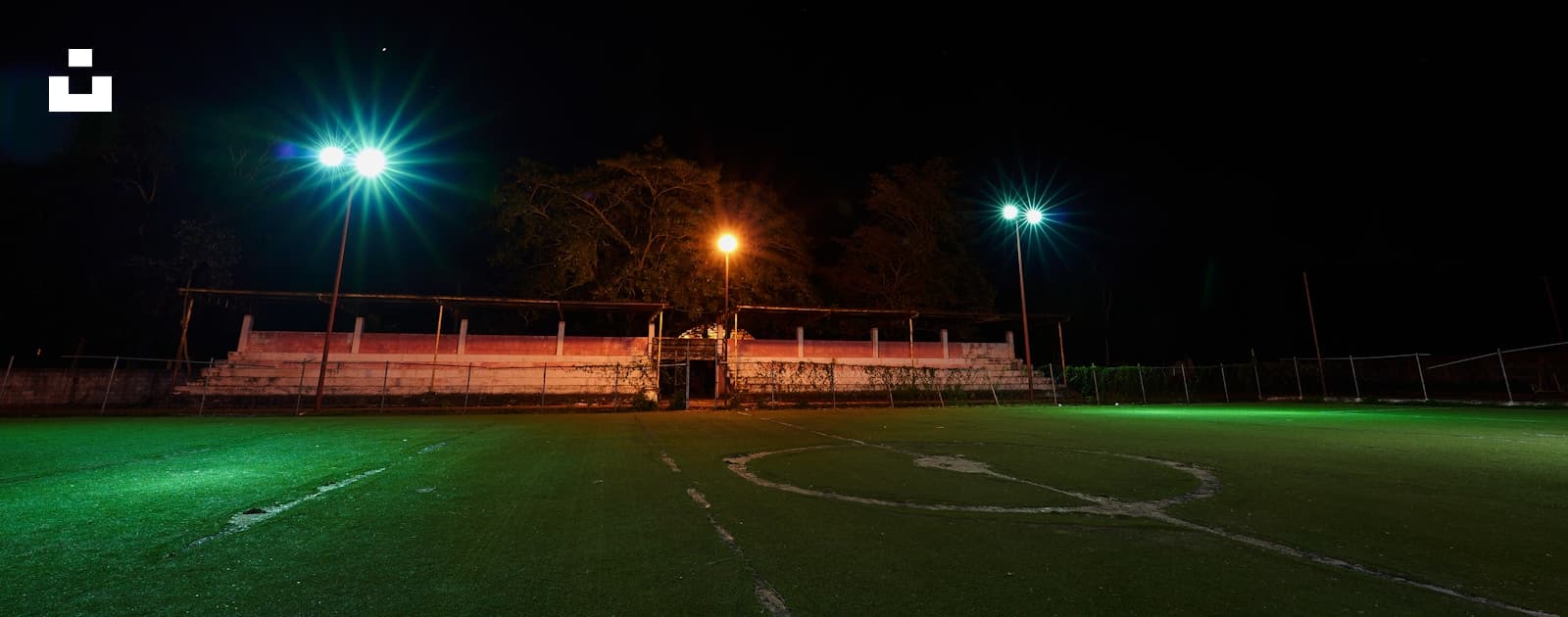 Fushë futbolli e ndriçuar në mbrëmje; fotografi ilustruese