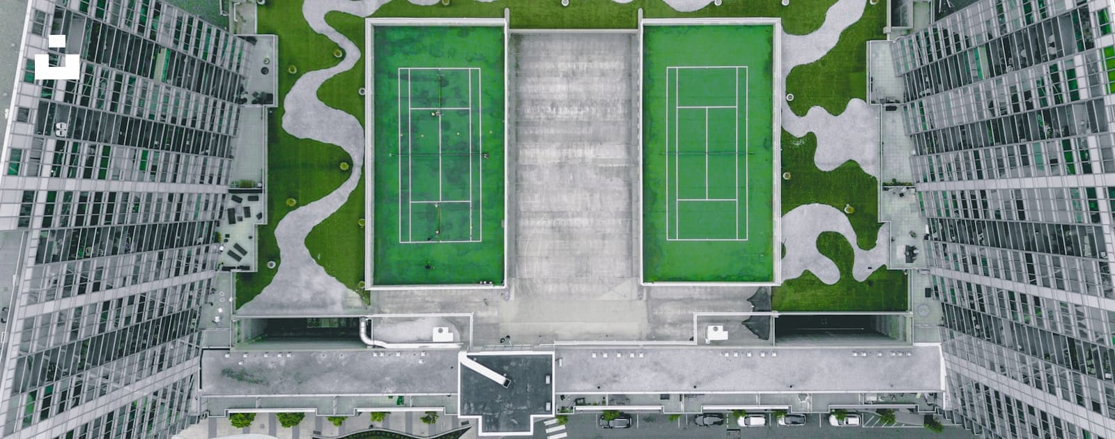 Fusha tenisi të fotografuara nga lart; fotografi ilustruese